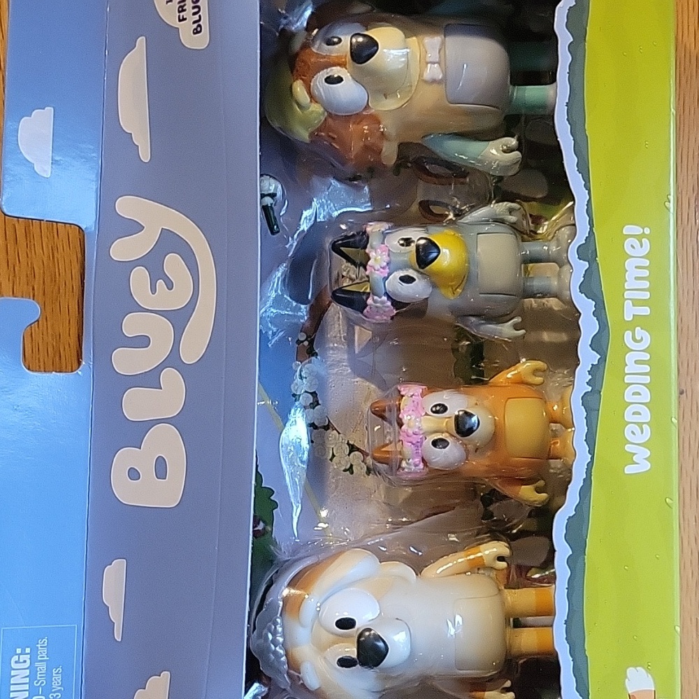 Bluey & Family Wedding Time  Frisky & Uncle Rad & Bluey & Bingo  Figures - Picture 3 of 4